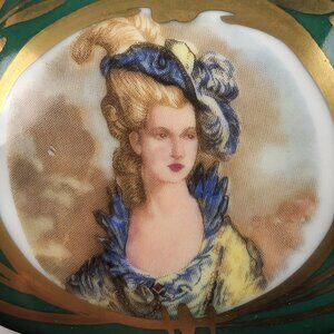 ​Limoges Trinket Box Hinged Lid Porcelain Green with Gold Gilt